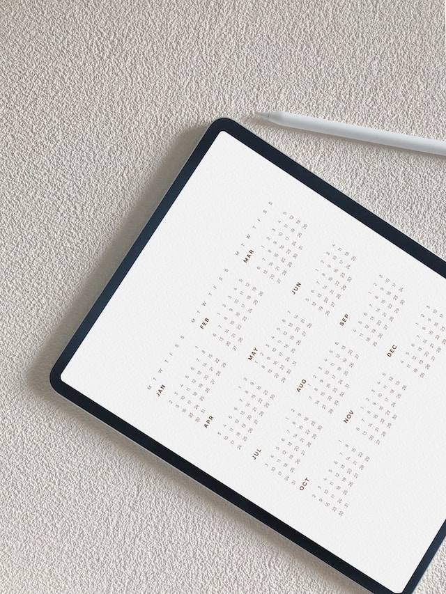 Die beste Art, Ihren Schreibtisch mit einem gedruckten Tischkalender zu organisieren